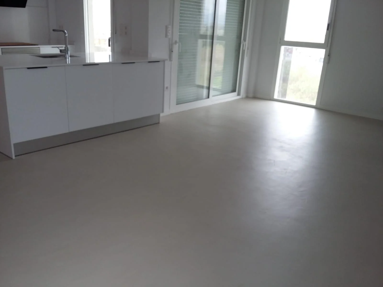 Ático con suelo continuo en microcemento beige — image 2