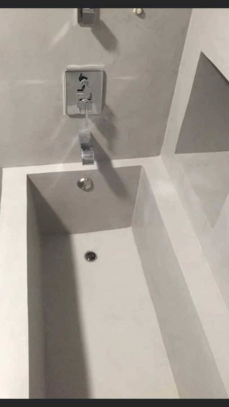 Baño con bañera y lavabo de obra en microcemento — image 2