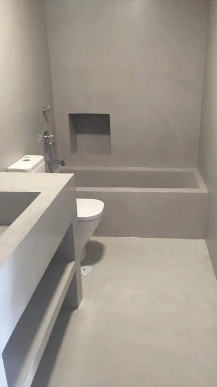 Baño con bañera y lavabo de obra en microcemento — image 3