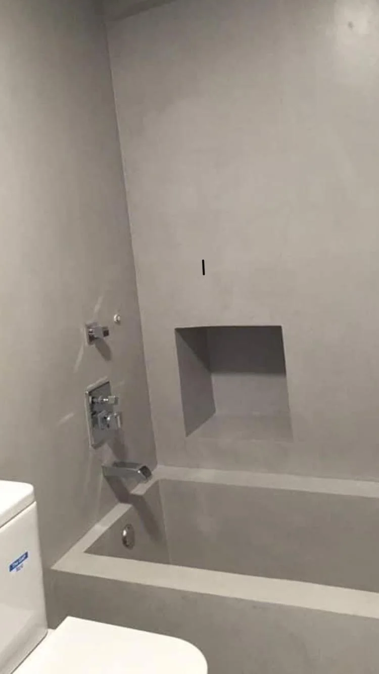 Baño con bañera y lavabo de obra en microcemento — image 4