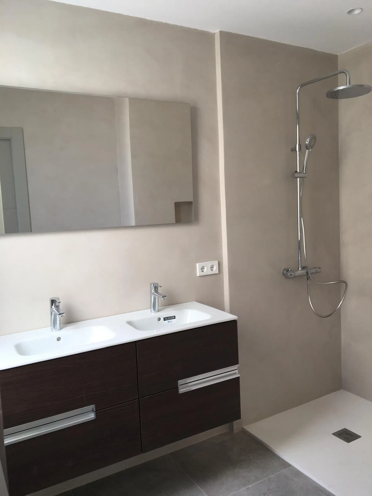 Baño doble seno en microcemento greige