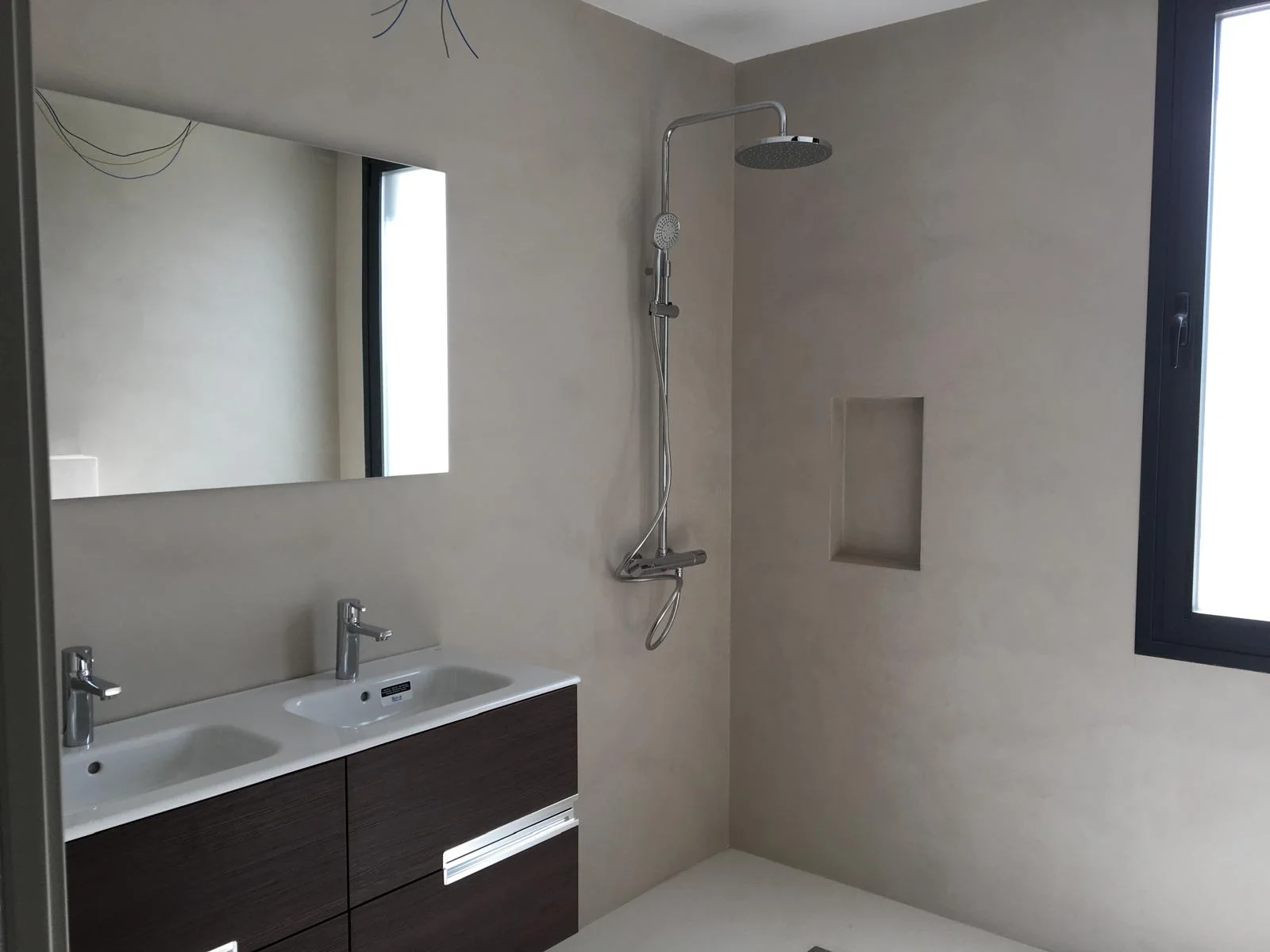 Baño doble seno en microcemento greige — image 2