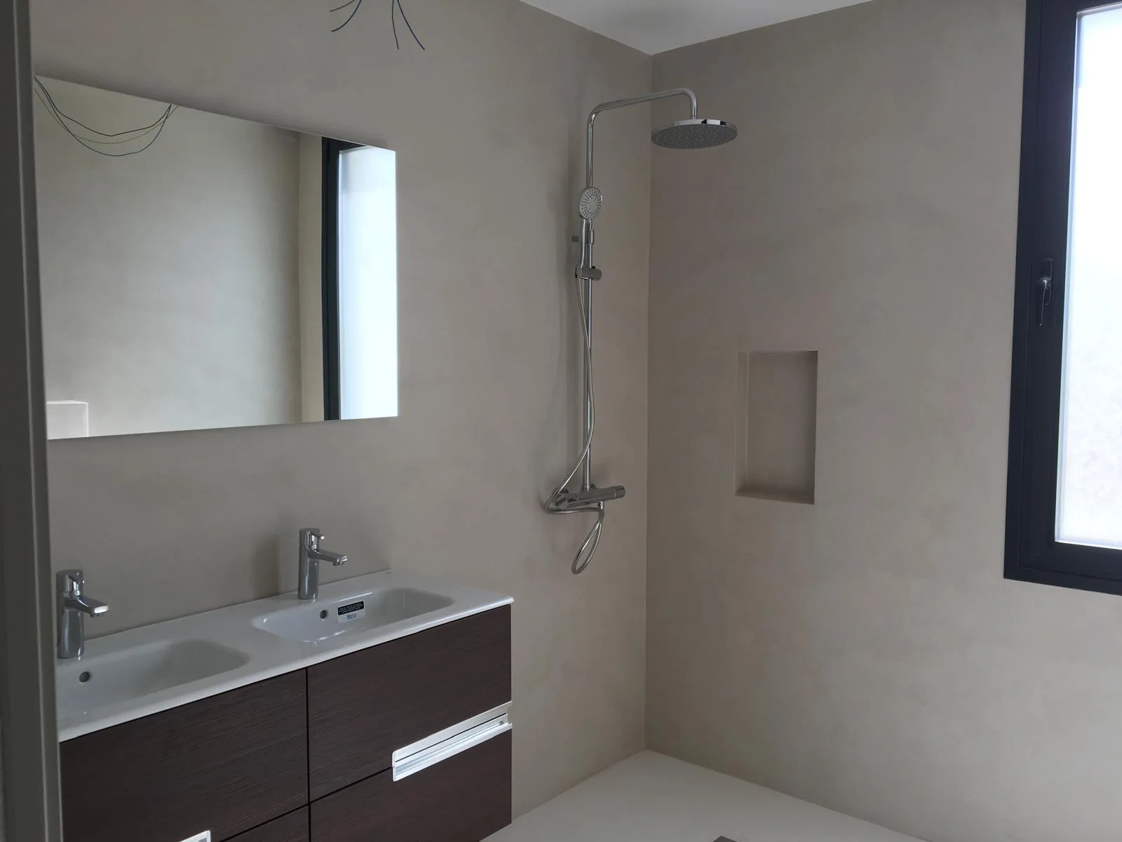 Baño doble seno en microcemento greige — image 3