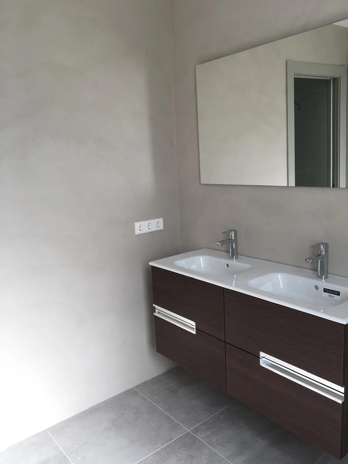 Baño doble seno en microcemento greige — image 4