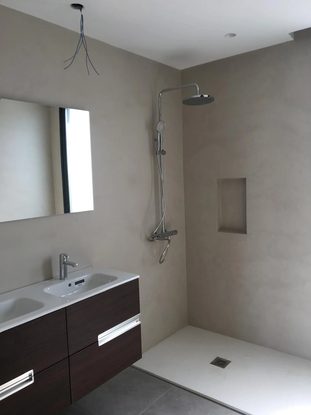 Baño doble seno en microcemento greige — image 5