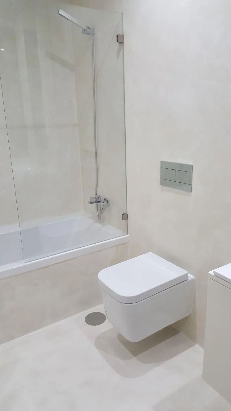 Baño de microcemento crema marfil
