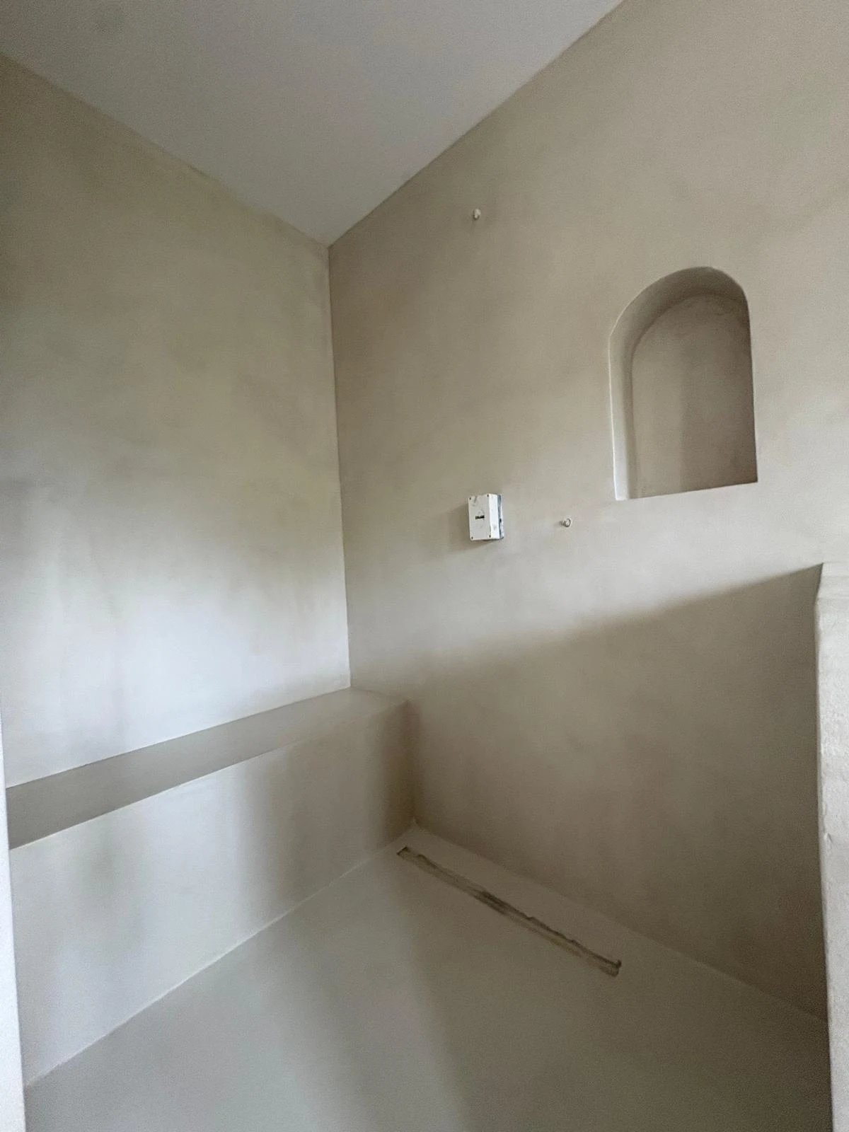 Baño de microcemento en tono natural — image 2