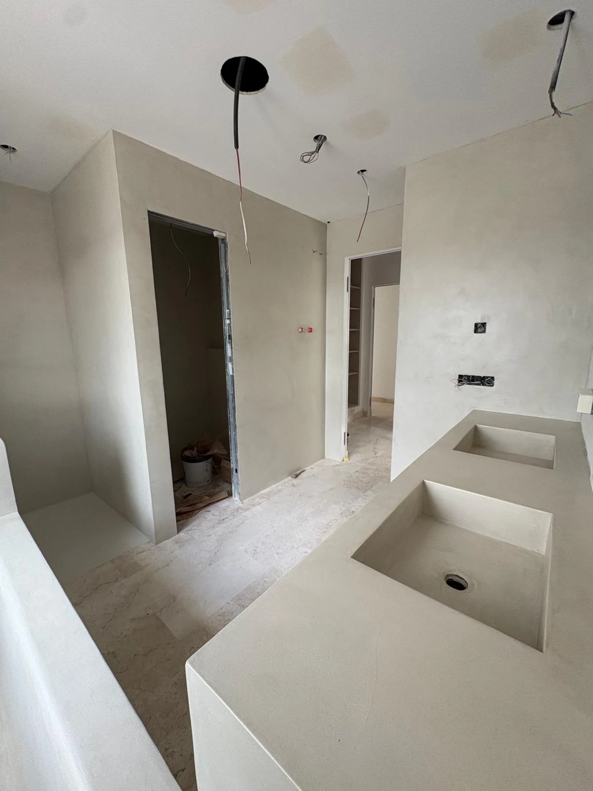 Baño de microcemento en tono natural — image 3