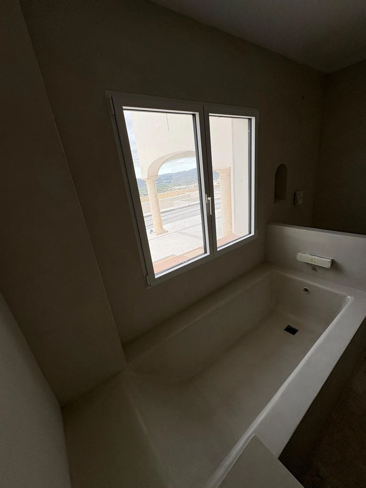 Baño de microcemento en tono natural — image 4