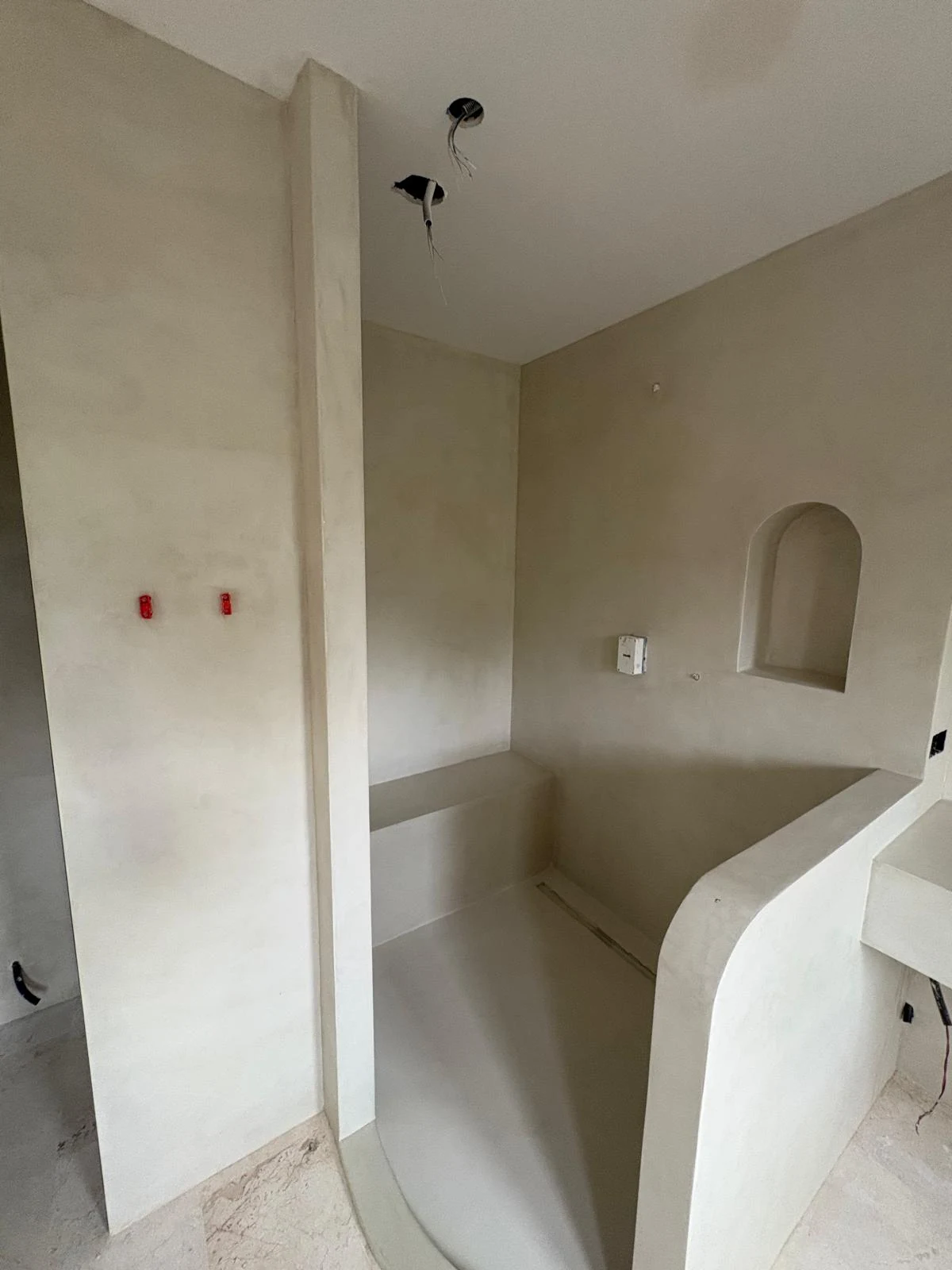Baño de microcemento en tono natural — image 5