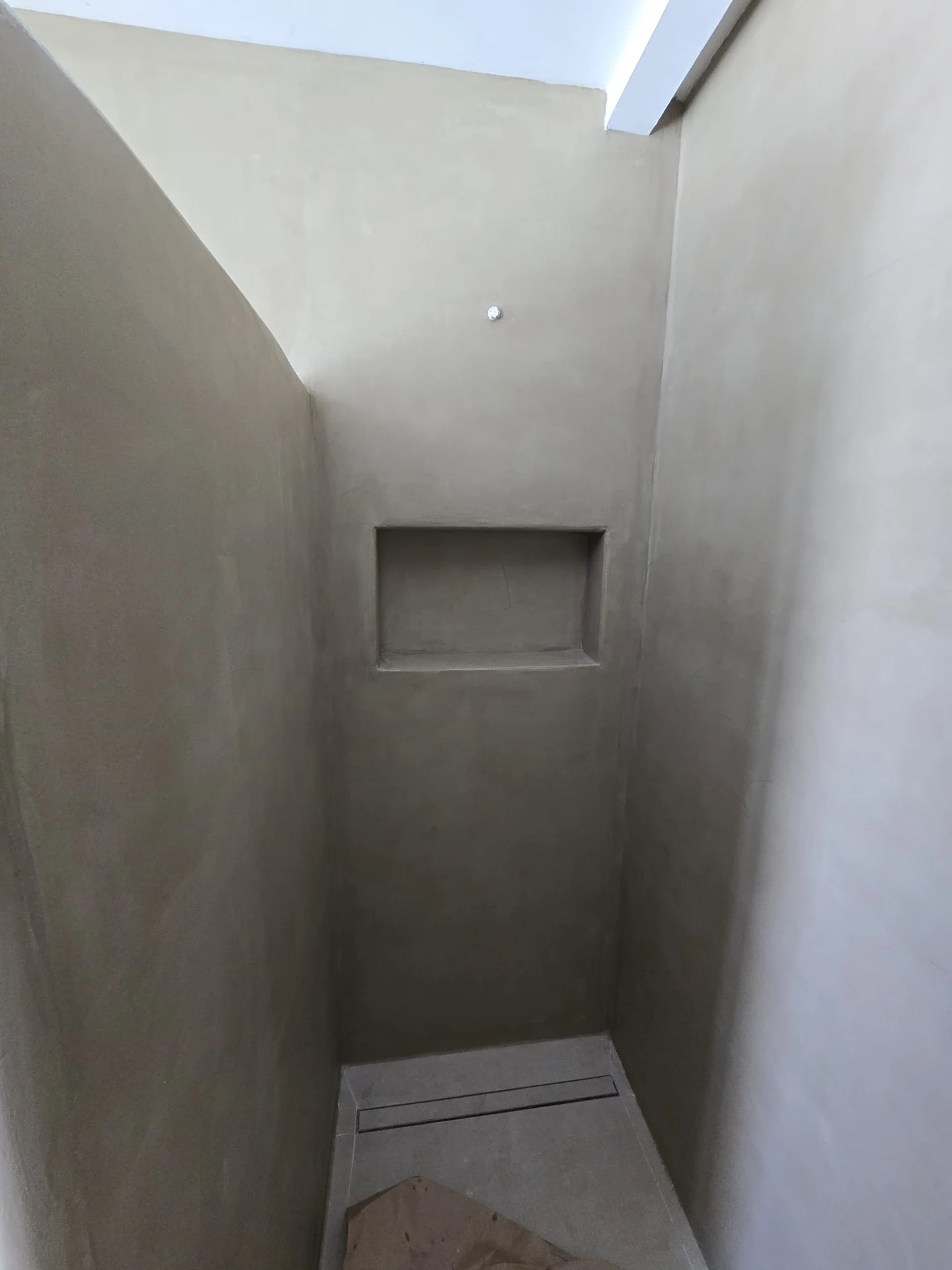 Baño de microcemento en tono oscuro — imagen 3