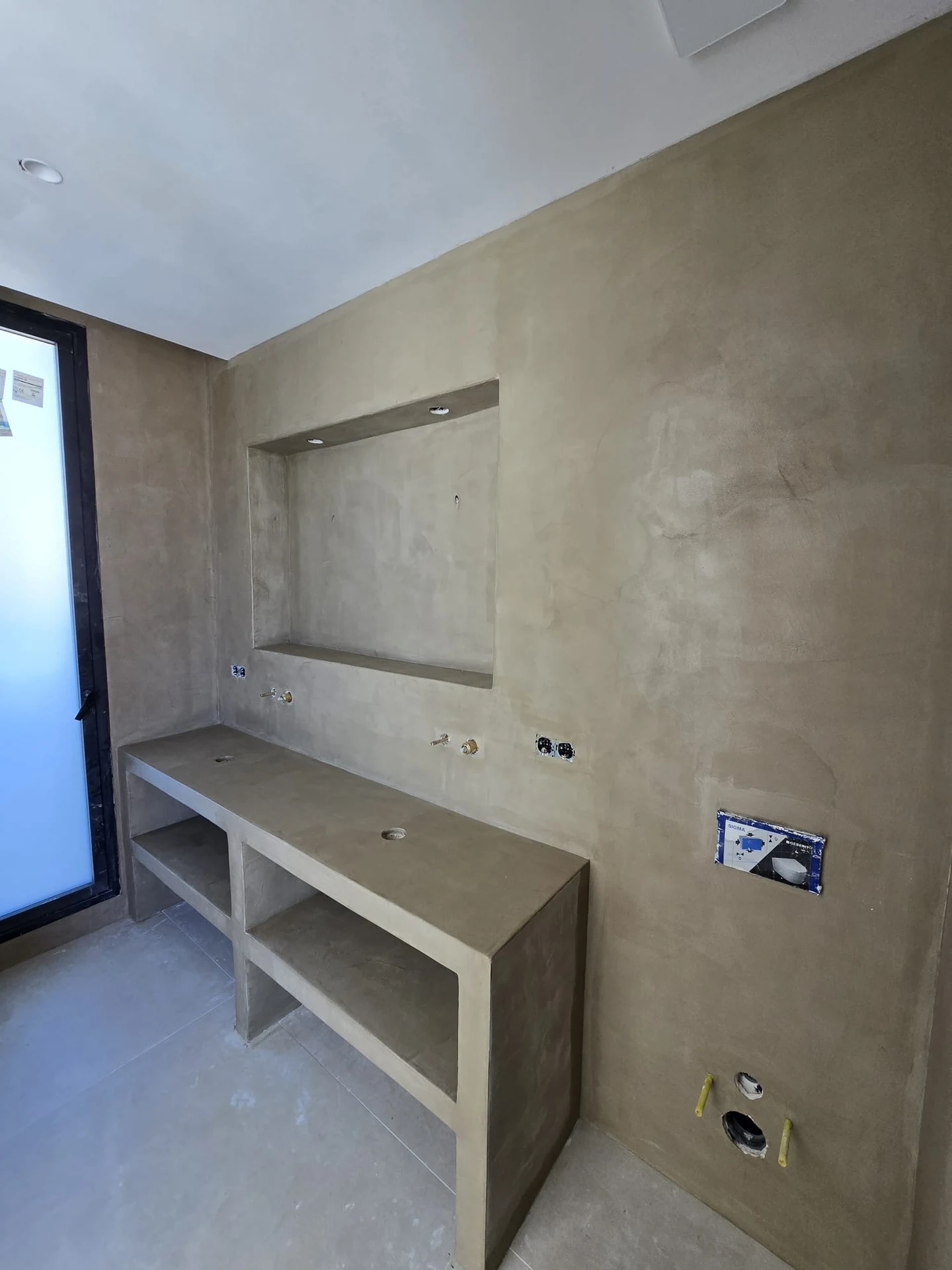 Baño de microcemento en tono oscuro — imagen 4
