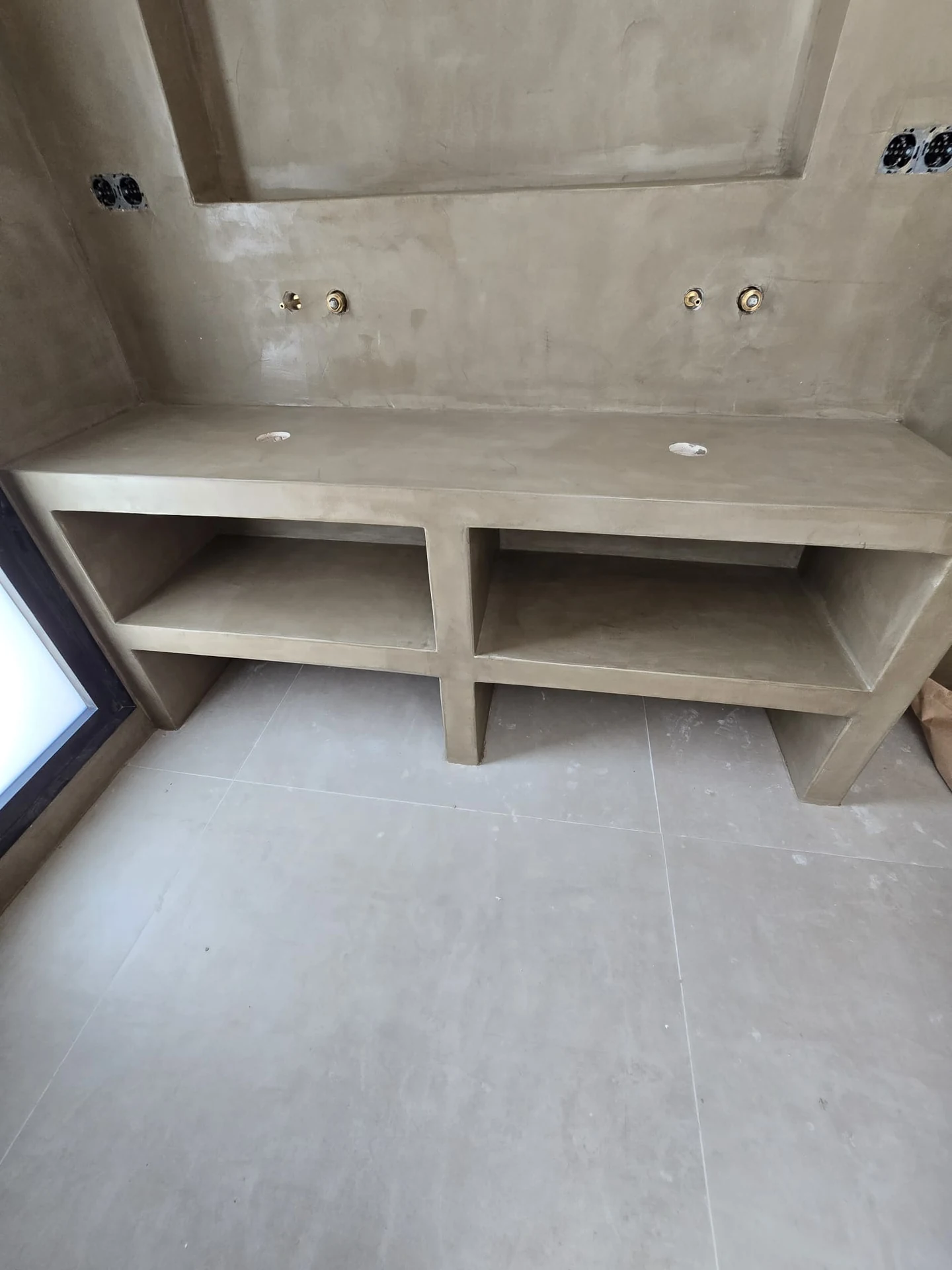 Baño de microcemento en tono oscuro — imagen 5
