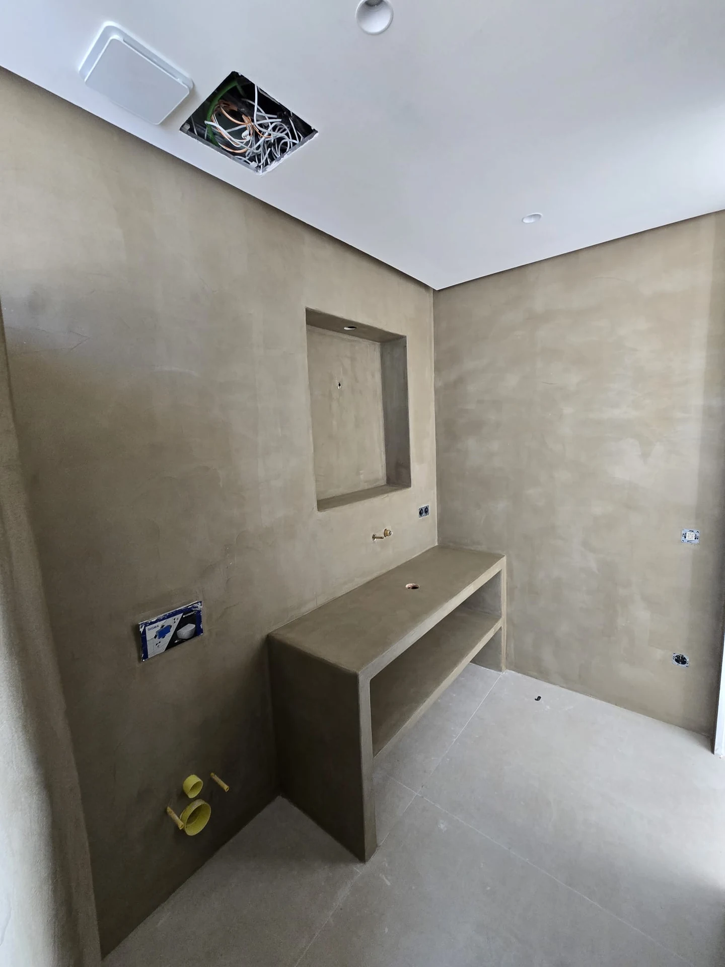 Baño de microcemento en tono oscuro — imagen 6