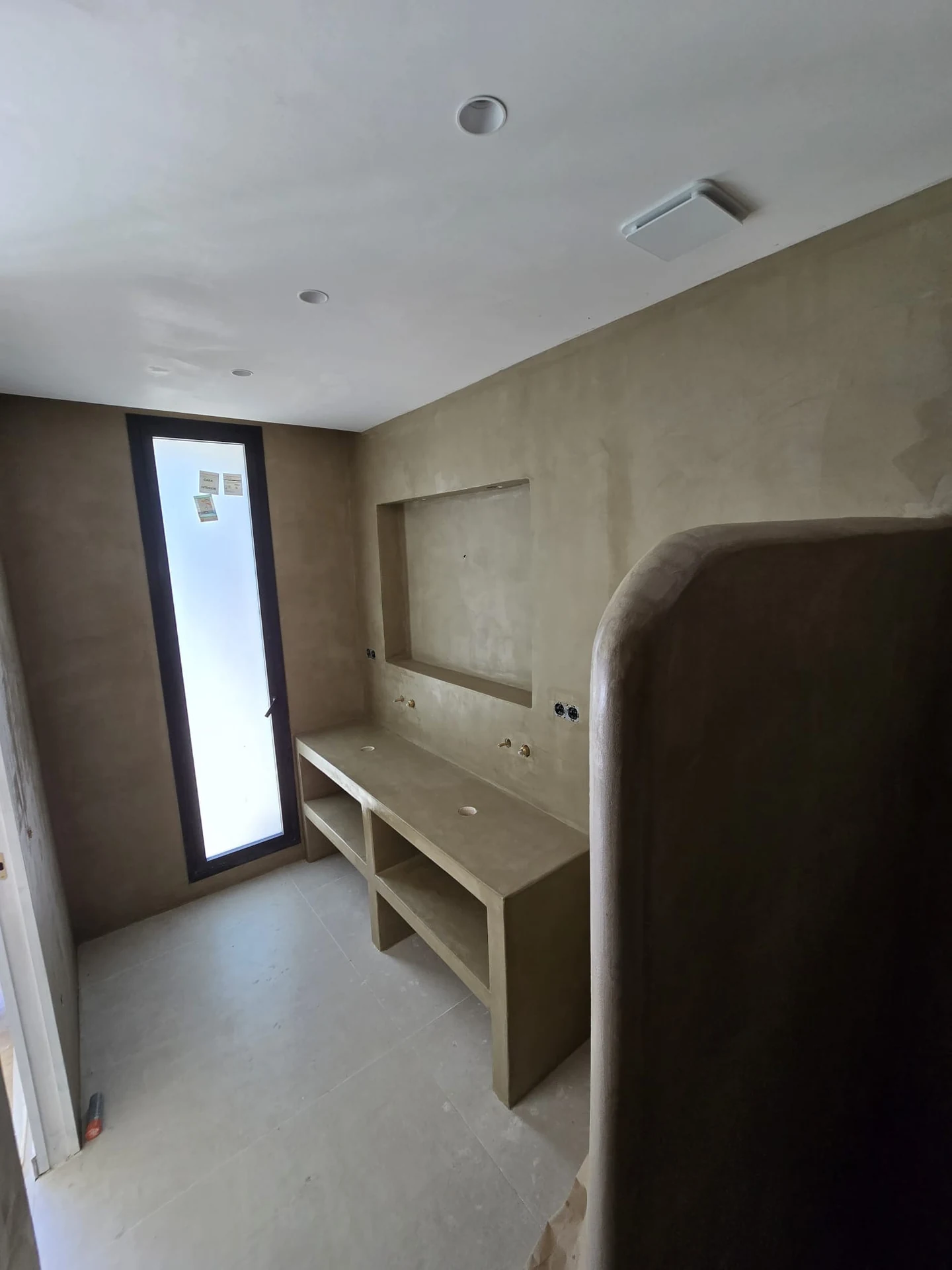 Baño de microcemento en tono oscuro — imagen 7