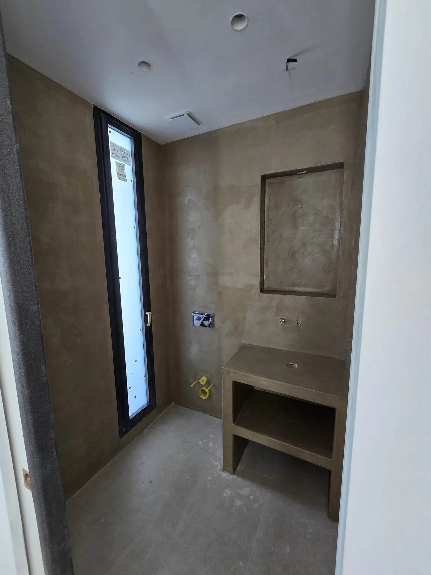 Baño de microcemento en tono oscuro — imagen 8