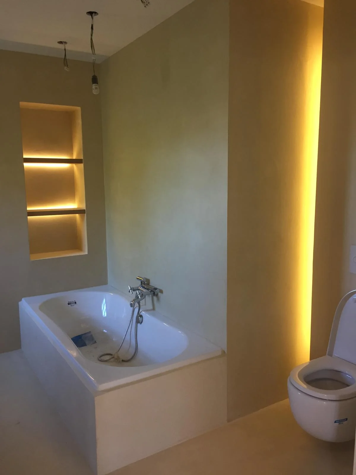 Baño suite en microcemento con hornacinas LED