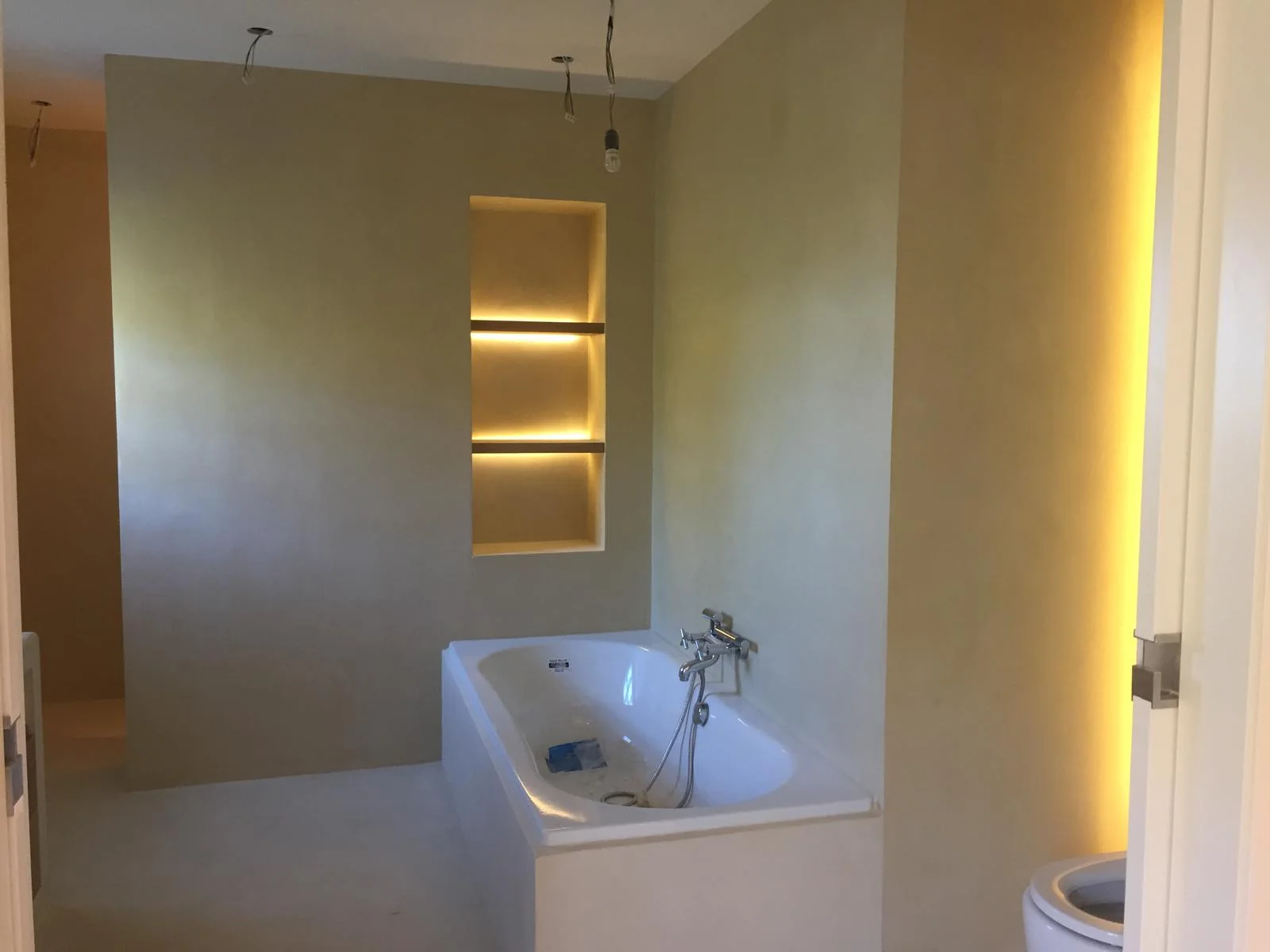 Baño suite en microcemento con hornacinas LED — image 2