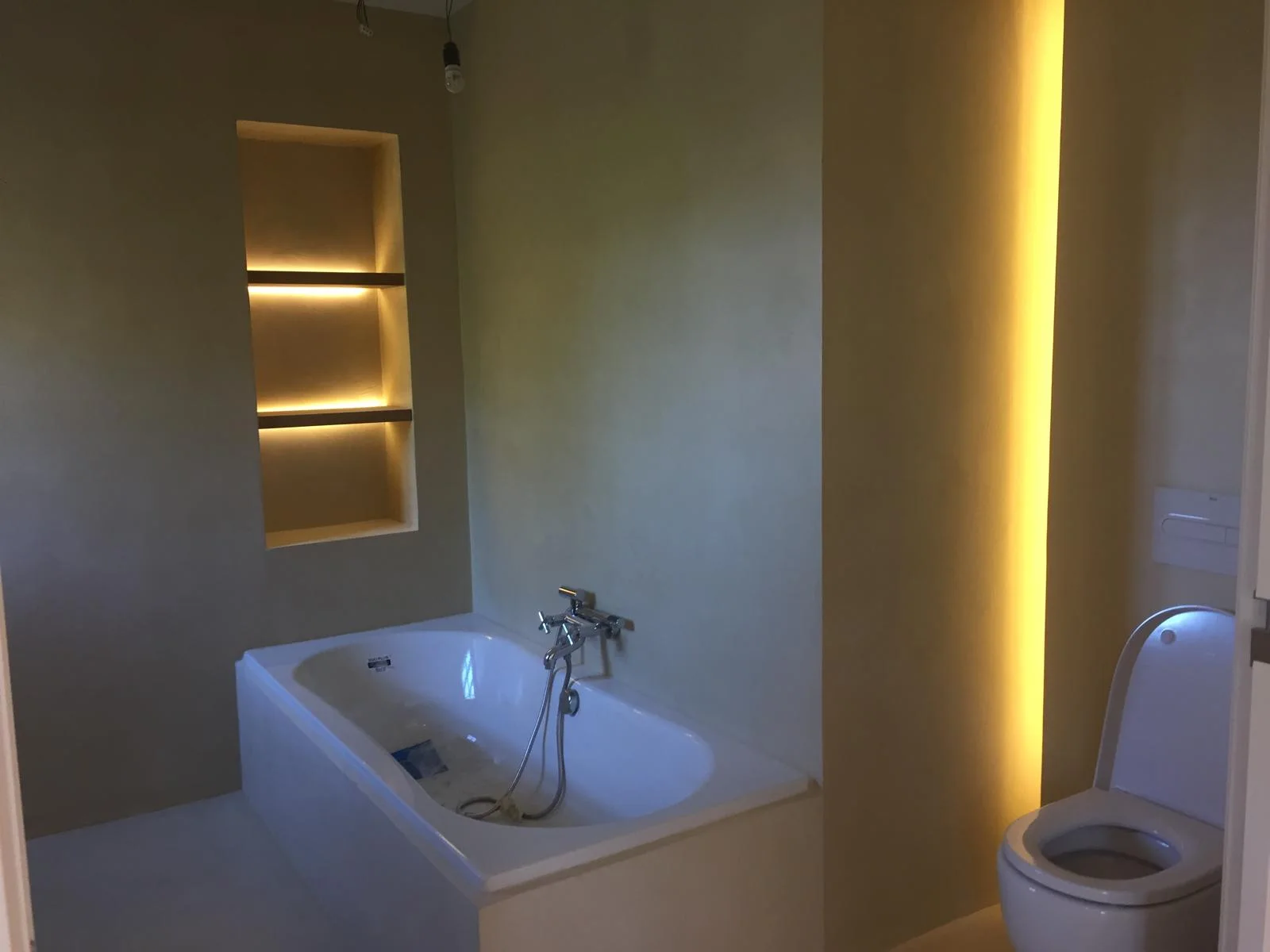 Baño suite en microcemento con hornacinas LED — image 3