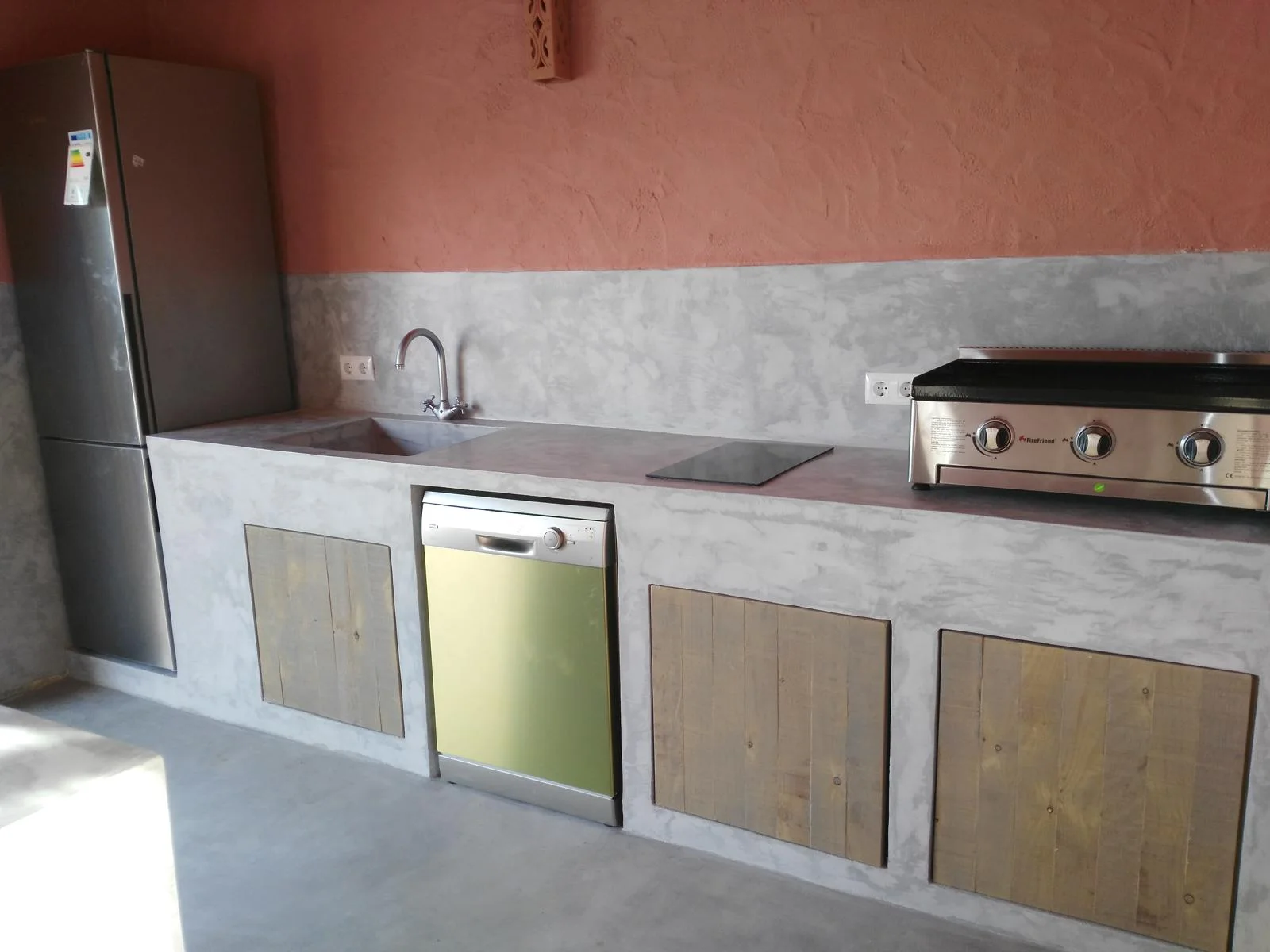 Cocina exterior con encimera de microcemento