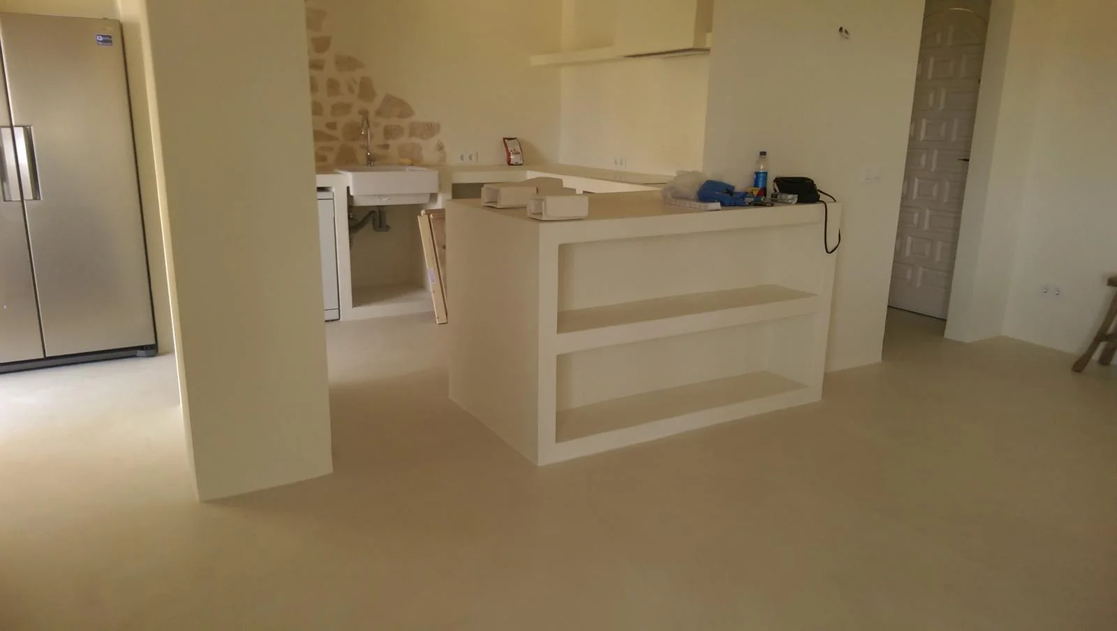 Cocina mediterránea en microcemento tono arena