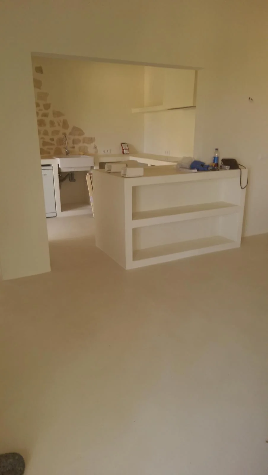 Cocina mediterránea en microcemento tono arena — image 2
