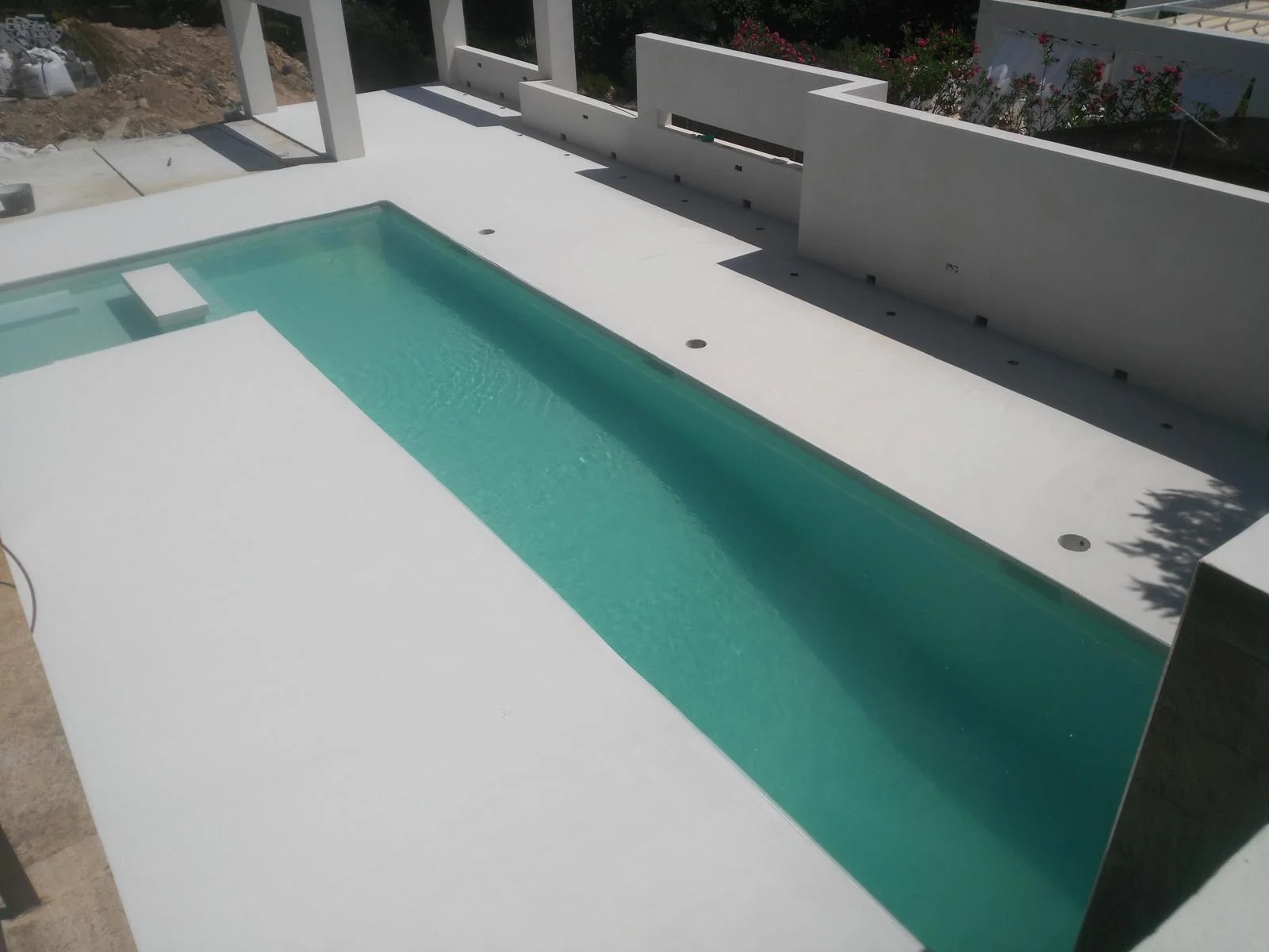Piscina y terraza en microcemento blanco