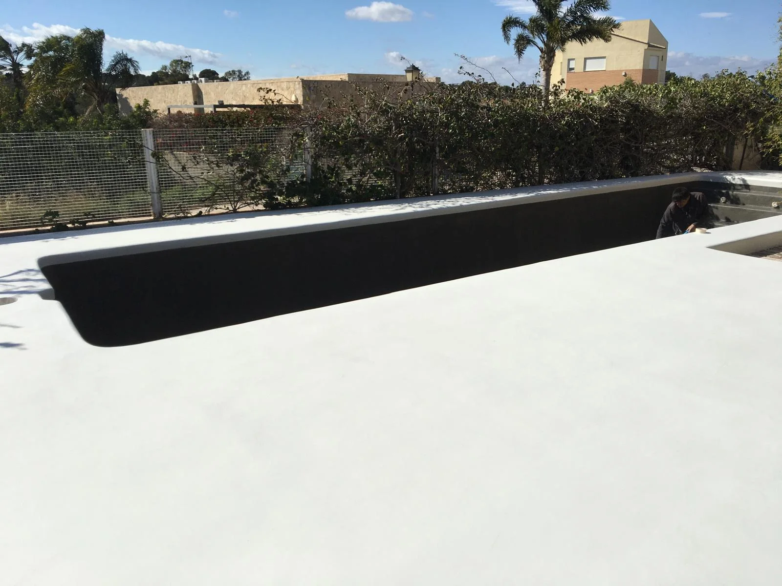 Piscina y terraza en microcemento blanco — image 2