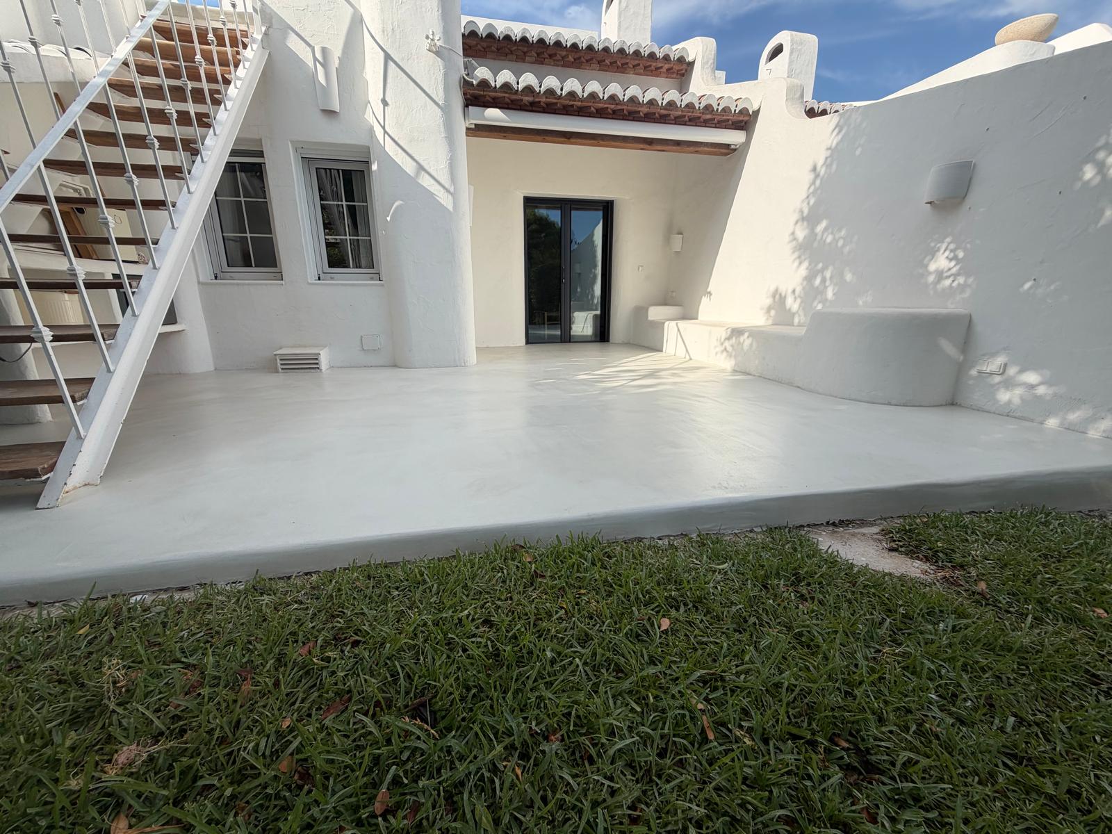 Terraza de microcemento blanco perla — imagen 2