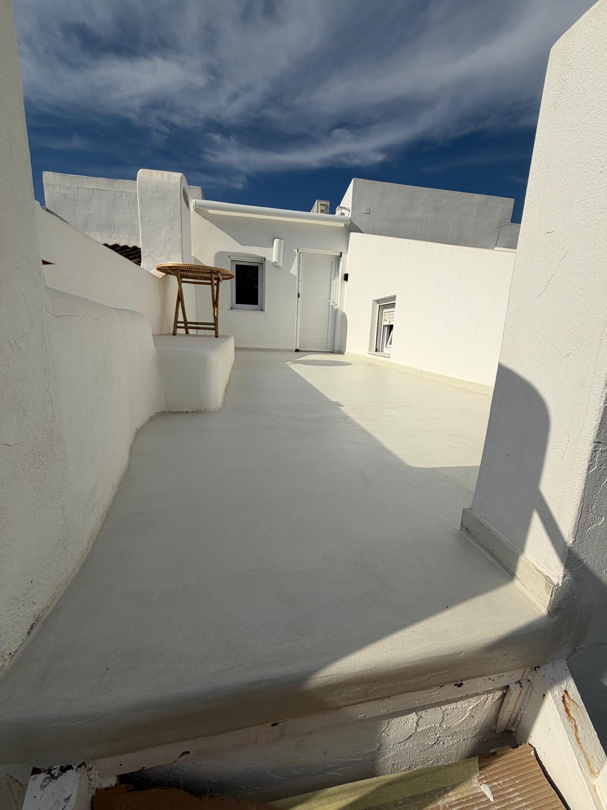 Terraza de microcemento blanco perla — imagen 3