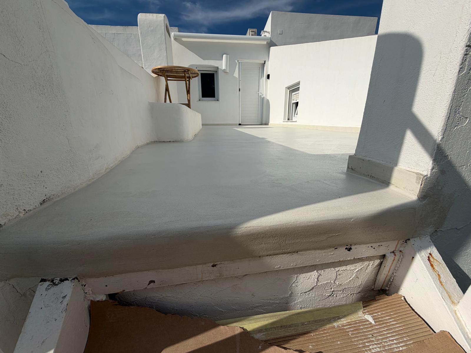 Terraza de microcemento blanco perla — imagen 4