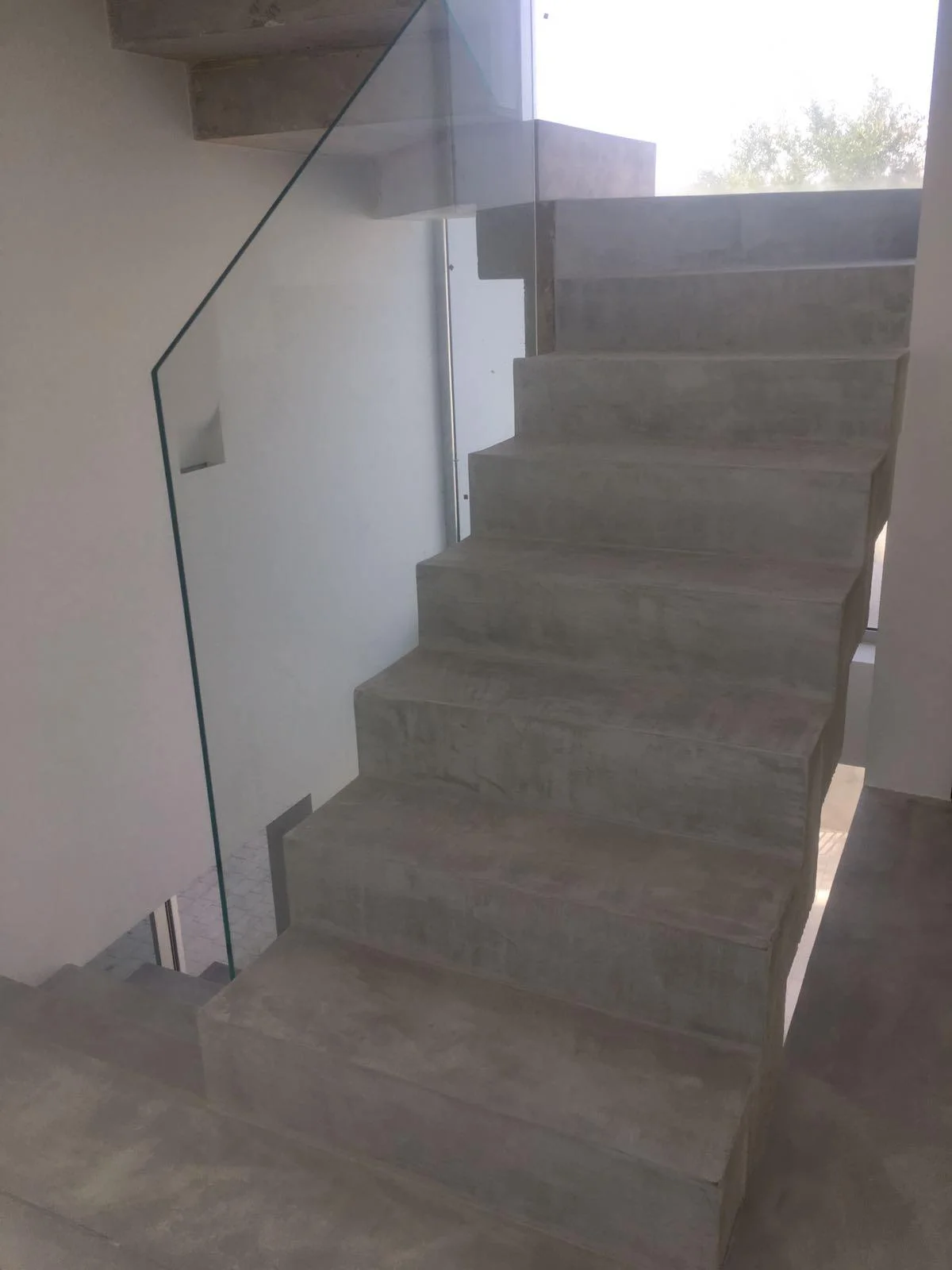 Villa moderna en Jávea: suelos, cocina y escalera — image 1