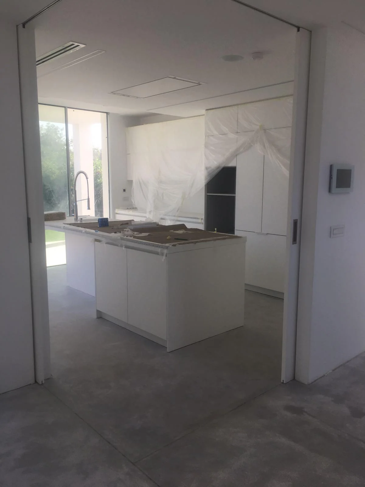 Villa moderna en Jávea: suelos, cocina y escalera — image 2