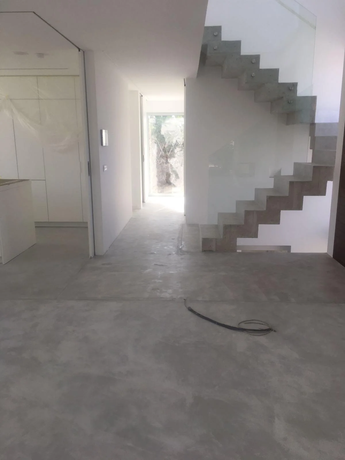 Villa moderna en Jávea: suelos, cocina y escalera — image 3