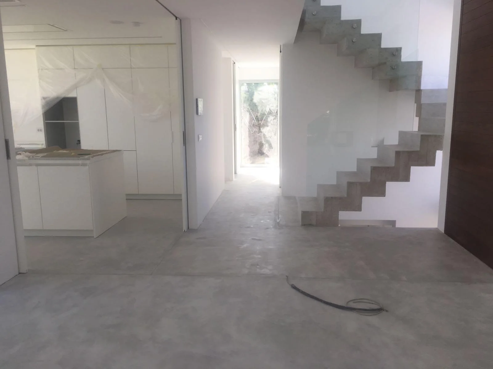 Villa moderna en Jávea: suelos, cocina y escalera