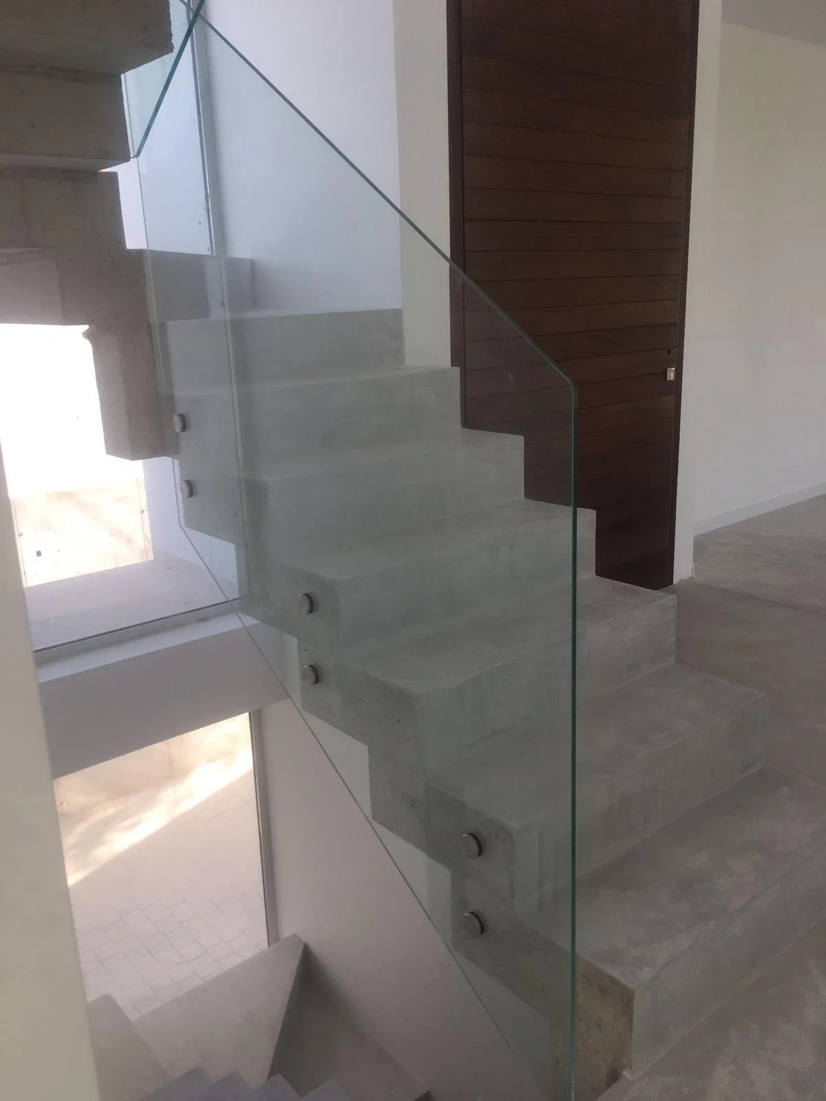 Villa moderna en Jávea: suelos, cocina y escalera — image 6